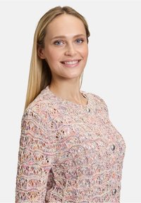 Strickjacke in mehrfarbigen Pastelltönen mit einem strukturierten Spitzenmuster, ausgestattet mit runden silbernen Knöpfen und einem Rundhalsauschnitt.