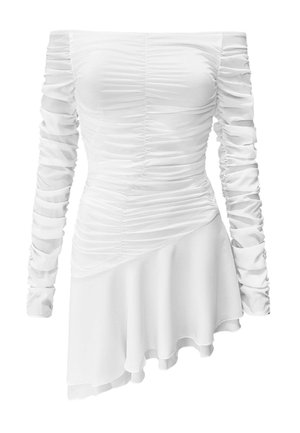 Hvid off-shoulder kjole med rynkede lange ærmer, rynket bodice og asymmetrisk lagdelt kant.