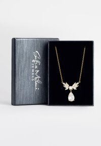 Goldfarbene Halskette mit einem tropfenförmigen Kristallanhänger und floralem Design, das mehrere klare Edelsteine umfasst, präsentiert in einer schwarzen Schmuckschatulle.