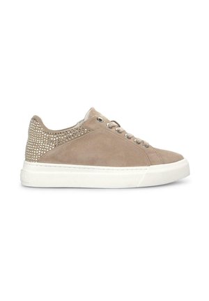 Beige Wildleder-Sneaker mit einer weißen Gummisohle, dekorativem Nietenpanel an der Ferse und metallischen Ösen für die Schnürsenkel. Einfaches und modernes Design.
