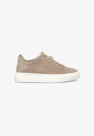 Beige Wildleder-Sneaker mit einer weißen Gummisohle, dekorativem Nietenpanel an der Ferse und metallischen Ösen für die Schnürsenkel. Einfaches und modernes Design.