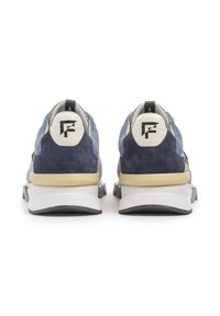 Herren Sneaker aus einer Kombination von grauem und blauem Wildleder, gummierten Sohlen mit einem strukturierten Muster und logodetail an der Ferse.