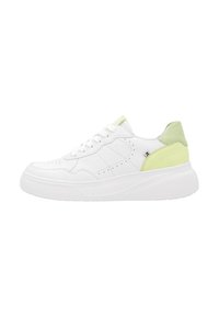 Baskets blanches avec un accent vert au niveau du talon, en cuir lisse. Elles ont une semelle épaisse et des détails perforés sur les côtés.