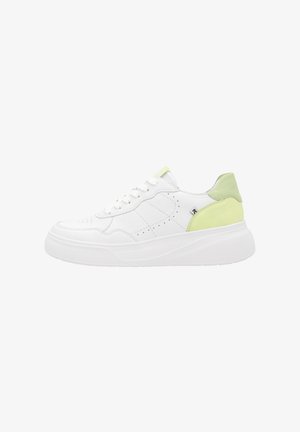 White sneaker with green accent on the heel, made of smooth leather. Features a thick sole and perforated detailing on the sides.