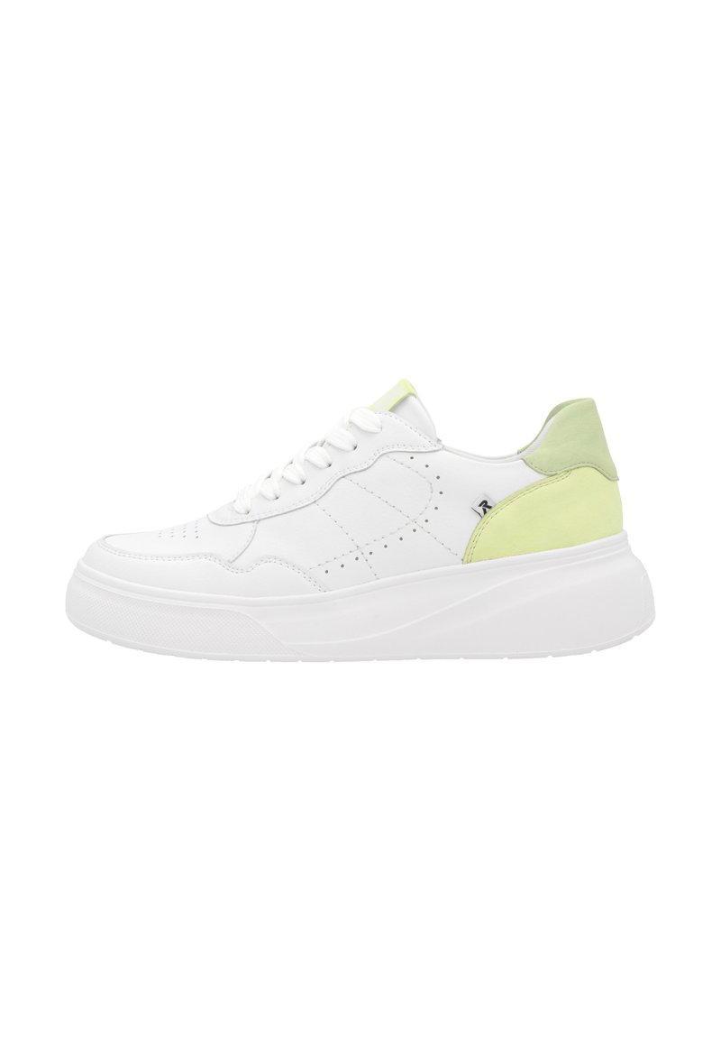 Baskets blanches avec un accent vert au niveau du talon, en cuir lisse. Elles ont une semelle épaisse et des détails perforés sur les côtés.