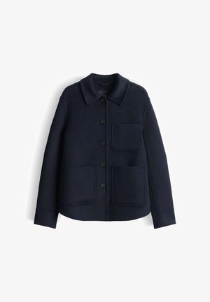 Marineblaue Wolljacke mit einem Kragen, sieben Knöpfen vorne und zwei großen vorderen Taschen. Weiche Textur, strukturierte Form und modernes Design.