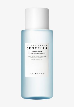 Klar blå flaske med hvit kork merket "Madagascar Centella Hyalu-Cica Brightening Toner," 210 ml fra SKIN1004.