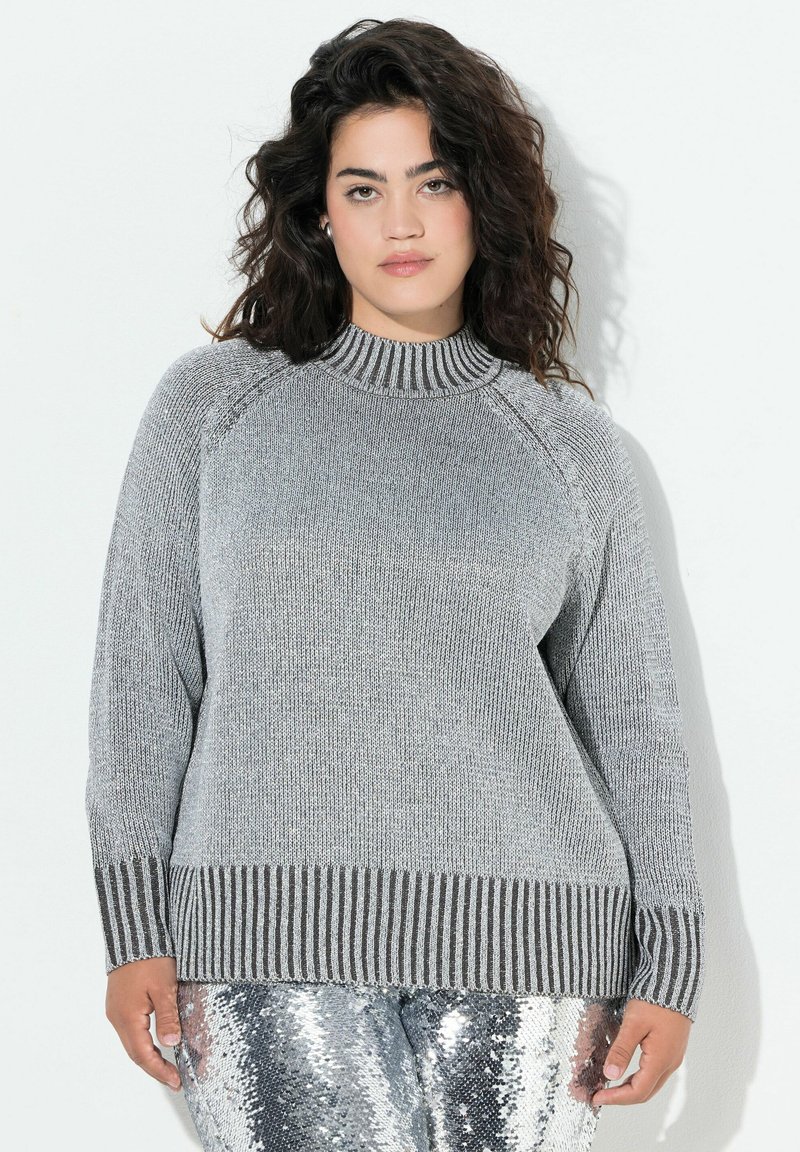Maglione grigio lavorato a maglia con un alto colletto a coste, maniche a raglan e orlo a coste striato. Il tessuto ha una consistenza morbida e una vestibilità casual.