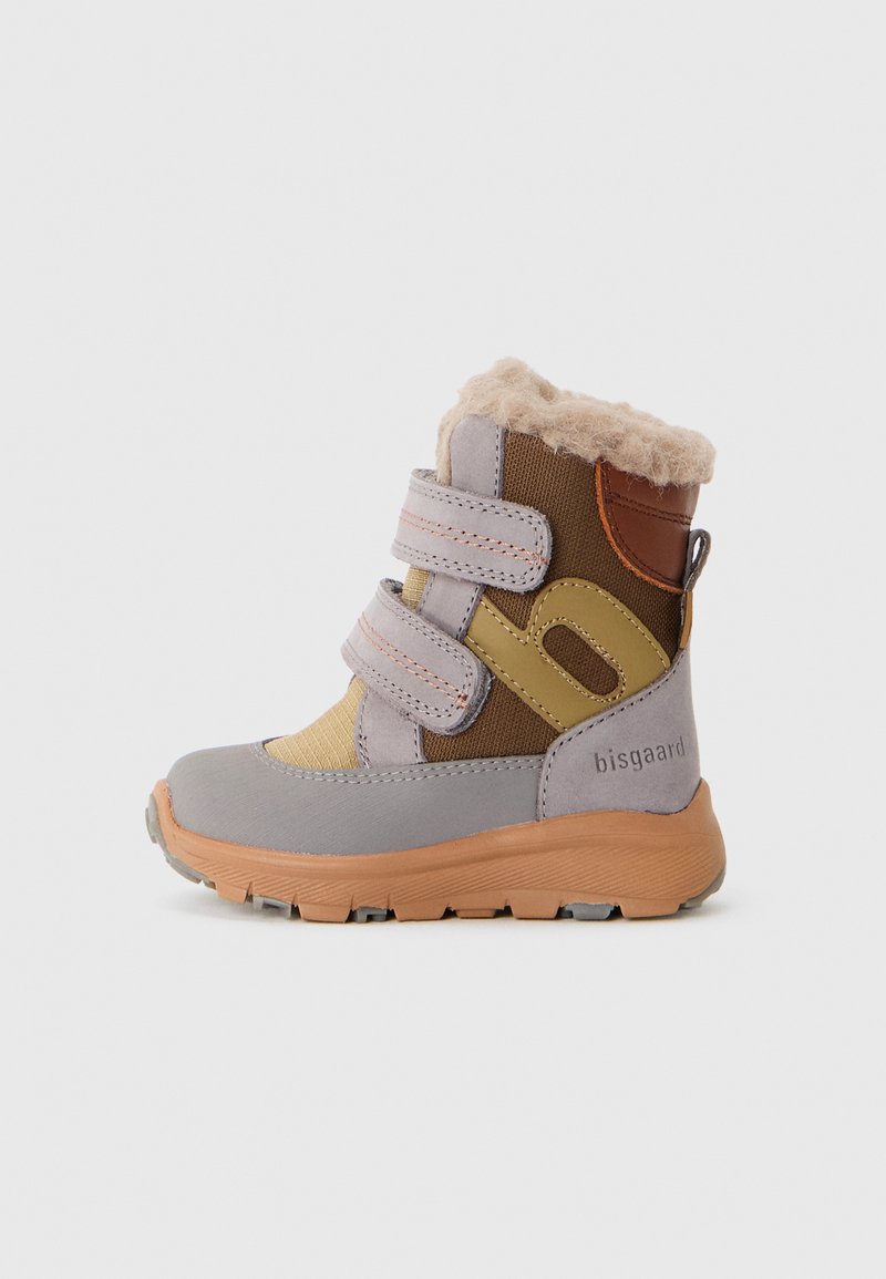 Botte d'hiver grise et marron avec deux bandes Velcro, doublure en fausse fourrure douce, semelle en caoutchouc et panneaux en tissu contrastants. Nom de la marque "bisgaard" visible.