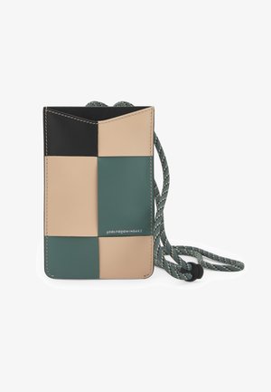 Petit sac bandoulière rectangulaire avec des panneaux patchwork en noir, beige et vert, doté d'une sangle à cordon vert à motif.