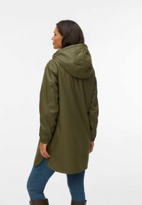 Wodoodporna kurtka oliwkowozielona z kapturem, elastycznymi mankietami i długością do połowy uda. Gładka faktura i luźny krój.