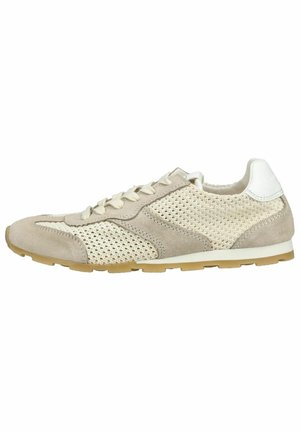 Sneaker casual beige e crema con pannelli in tessuto a rete, sovrapposizioni in camoscio, linguetta sul tallone bianca e suola in gomma color caramello, vista laterale.