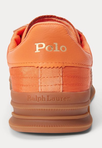 Oranžen superge Polo Ralph Lauren, pogled od zadaj, prikazani šivani detajli in gumijasti podplat z vtisnjenim imenom znamke.