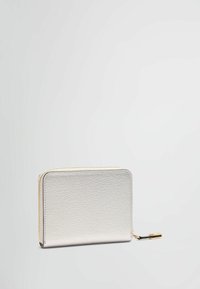 Portafoglio argentato con zip, superficie texture, forma rettangolare e dettagli in metallo dorato. Design compatto adatto per carte e contante.