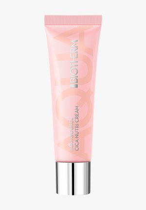 Tube rose de crème Biotherm Aquasource Cica Nutri avec bouchon argenté sur fond uni.