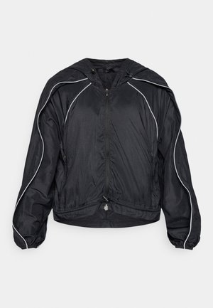 Fekete kapucnis széldzseki fényvisszaverő fehér részletekkel, cipzáras lezárással, rugalmas mandzsettákkal és húzózsinórral az alsó részén. Könnyű, texturált anyag.