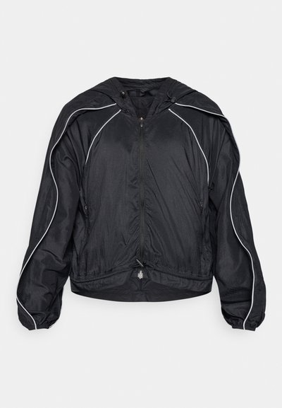 Μαύρο αντιανεμικό με κουκούλα και ανακλαστικές λευκές λεπτομέρειες, κλείσιμο με φερμουάρ, ελαστικά μανίκια και κορδόνι στο τελείωμα. Ελαφρύ ύφασμα με υφή.