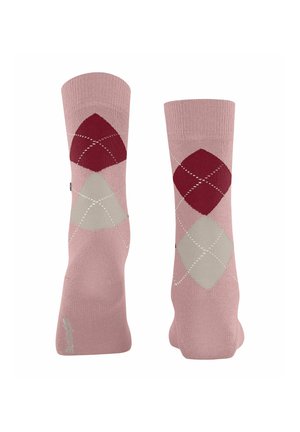 Rosa Baumwollsocken mit einem Rautenmuster in roten und hellgrauen Rauten, weißen diagonalen Linien und nahtloser Zehenkonstruktion.