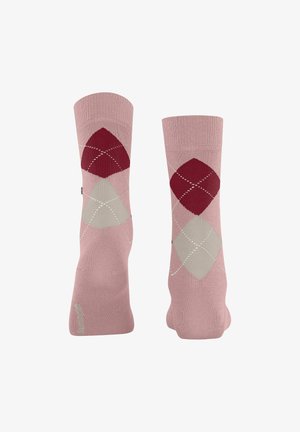 Różowe bawełniane skarpetki z wzorem argyle w czerwone i jasnoszare romby, z białymi ukośnymi liniami i bezszwowym palcem.