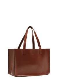 Sac cabas rectangulaire en cuir marron avec deux longues anses et un logo embossé subtil au centre devant.