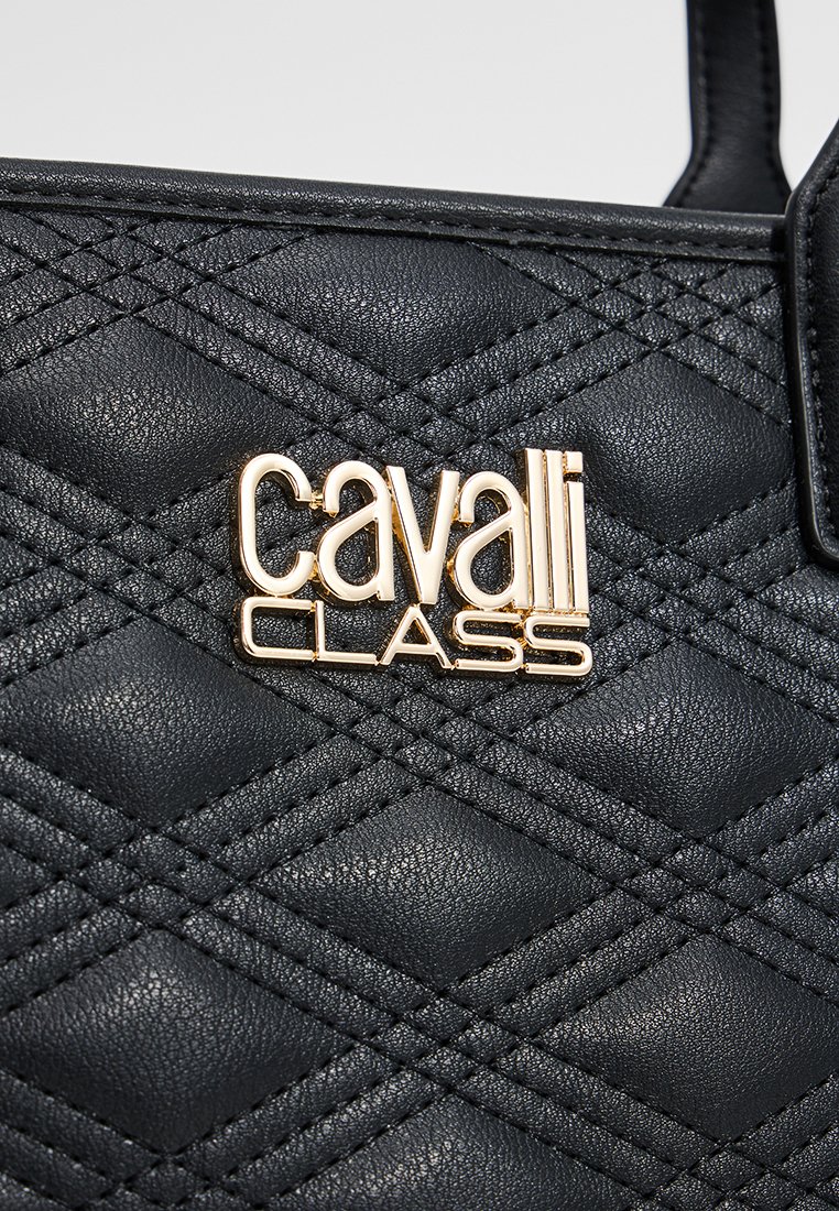 Borsa a tracolla nera trapuntata realizzata in pelle testurizzata, con il logo in metallo dorato "Cavalli Class" sul davanti. Semplici manici per il trasporto.