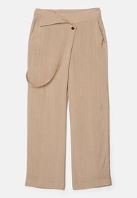 Hellbeige maßgeschneiderte Hose mit glatter Textur, im Wickeldesign, mit einem Knopfverschluss vorne und seitlichen Taschen.