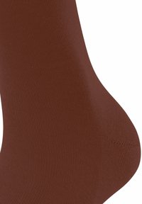 Braune Baumwollsocke mit glatter Textur, konturiertem Shape und geripptem Muster in der Nähe des Knöchels. Nähte im Zehenbereich.
