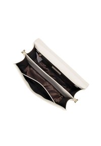 Pochette en cuir blanc avec des accents dorés, comportant deux compartiments doublés de tissu sombre. Extérieur lisse avec une forme arrondie.