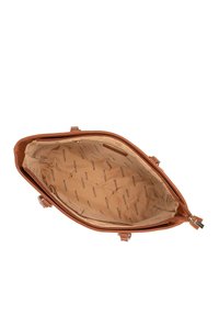 Tan leren handtas met een ritssluiting, voorzien van een gladde textuur en een tan stoffen interieur met een herhaald logo patroon.