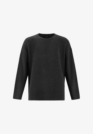 Suéter negro con textura, de cuello redondo y mangas largas. Presenta un corte holgado y una superficie suave y esponjosa.