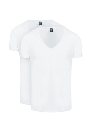 Twee effen witte T-shirts met korte mouwen en een V-hals, de ene iets achter de andere, op een witte achtergrond.