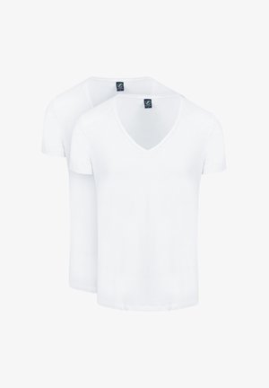 Zwei schlichte weiße T-Shirts mit kurzen Ärmeln und V-Ausschnitt, eines leicht hinter dem anderen, vor weißem Hintergrund.