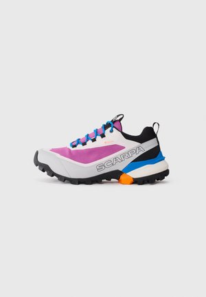 Trailrunningschuh mit einem weißen, rosa und schwarzen Obermaterial, blauen Schnürsenkeln und einer strukturierten schwarzen Außensohle; mit einem orangen Detail an der Ferse.