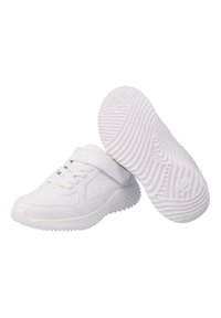 Baskets blanches avec un dessus lisse, fermeture à lacets et bande Velcro, semelle en caoutchouc texturée et bout arrondi.
