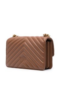 Sac en cuir brun matelassé avec un motif en chevron, bandoulière en chaîne dorée et un logo embossé à l'avant. Forme rectangulaire compacte.