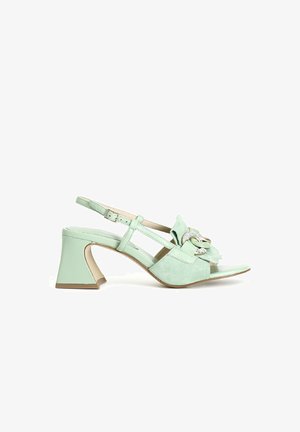 Mintgroene haksandalen met een bloemenmotief, gemaakt van suède en leer, verstelbare enkelband en een geometrische blokhak.