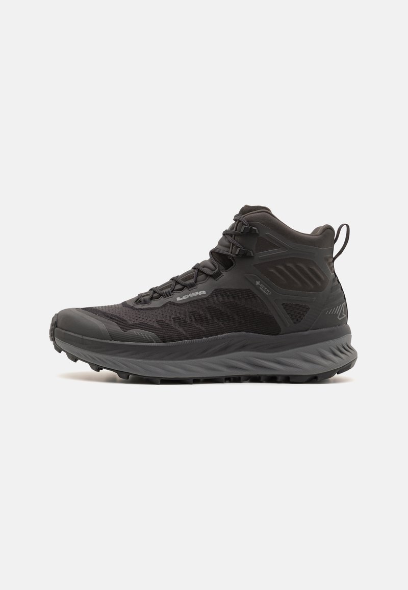 Sapato de caminhada preto com um upper texturizado, entressola acolchoada e sola agressiva. Inclui fecho com cordões e suporte à volta do tornozelo.