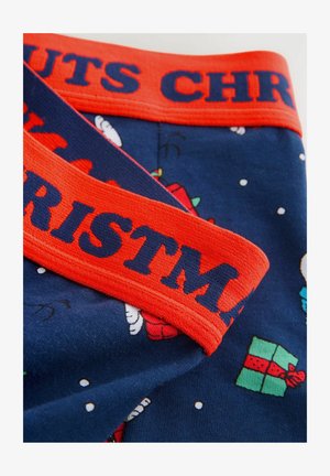 Granatowa tkanina z czerwonym pasem w talii, na którym znajdują się ciemnoniebieskie napisy "CHRISTMAS" oraz świąteczne motywy, takie jak prezenty i płatki śniegu.