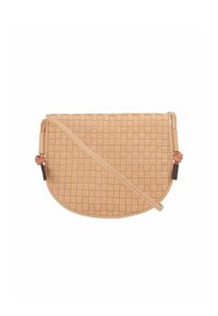 Borsa a tracolla in pelle intrecciata beige con forma curva, tracolla regolabile e dettagli con frange sottili. Presenta una superficie texturizzata.