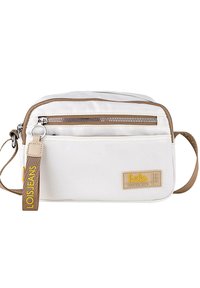 Bolso cruzado de tela blanca con detalles marrones, dos compartimentos con cremallera y una etiqueta de logo. Cuenta con una correa ajustable y una textura suave.