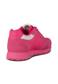 Rosa Sneaker mit einer Mischung aus glatten und Wildledertexturen, ausgestattet mit einem weißen Schlangenprint-Akzent und einer stabilen Gummisohle.