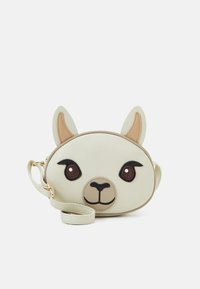 Bílá taška přes rameno z umělé kůže ve tvaru lamy, která má vyšívané detaily obličeje, špičaté uši a odnímatelný popruh.