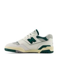 Scarpa sportiva bianca e verde con tomaia in mesh e suede, dettagli perforati, colletto imbottito e suola in gomma testurizzata.