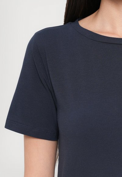 T-shirt blu navy a maniche corte con scollatura rotonda, realizzato in un tessuto morbido ed elasticizzato, caratterizzato da una superficie liscia e cuciture pulite.