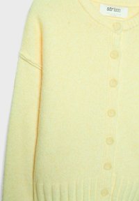 Cardigan tricoté jaune avec un décolleté rond, un ourlet côtelé et six boutons, fabriqué dans un matériau doux avec une finition texturée.