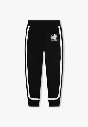 Pantalons de sport noirs avec des rayures blanches sur les côtés et un logo circulaire, dotés d'une taille élastique et de ourlets fuselés. Texture de tissu lisse.