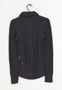 Suéter de punto gris oscuro con cuello acanalado y patrón de trenzas. Presenta una forma ajustada con puños texturizados y un sutil detalle de logo.