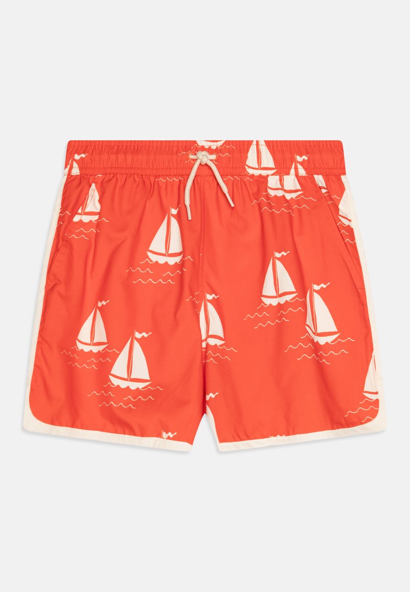 Shorts de bain rouges avec un motif de voilier blanc et des détails de vagues, une taille élastique avec cordon de serrage et des accents latéraux blancs.