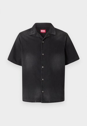 Μαύρο κοντομάνικο πουκάμισο με κουμπιά και κλασικό γιακά, με διακριτική ξεθώριαση στο εμπρόσθιο μέρος και κόκκινη ετικέτα Diesel στο εσωτερικό του γιακά.