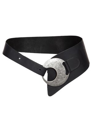 Cinturón de cuero negro con una banda ancha, que presenta una gran hebilla circular metálica con un acabado martillado; textura suave y bordes definidos.